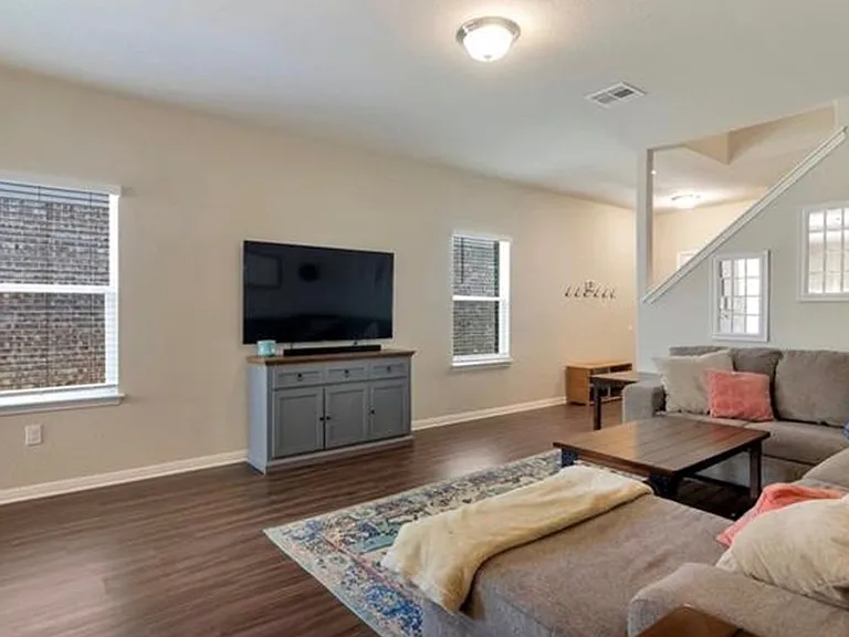 112 Schuster Ct — Photo 5