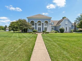 6605 Oakwood Manor Dr, Crystal Lake, IL 60012