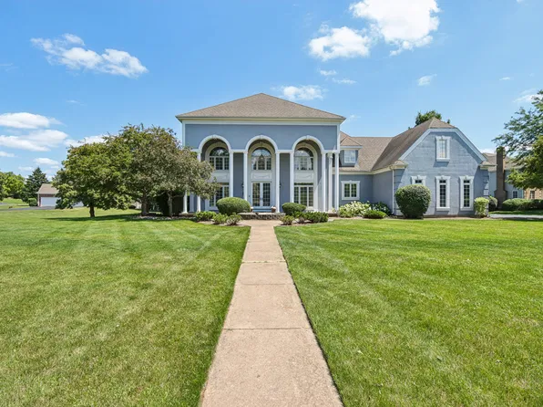 6605 Oakwood Manor Dr, Crystal Lake, IL 60012