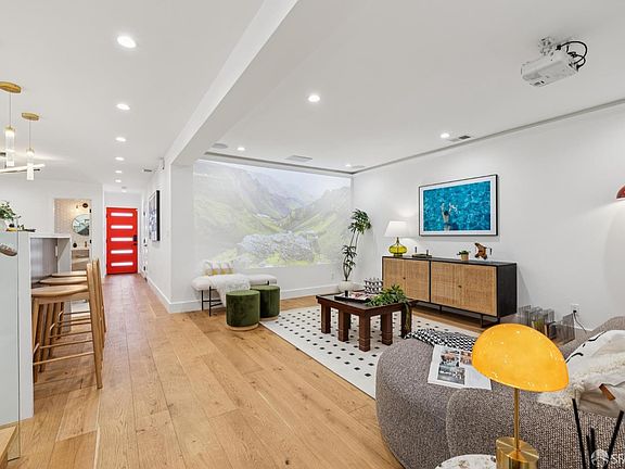 5th image of 923 Edinburgh St