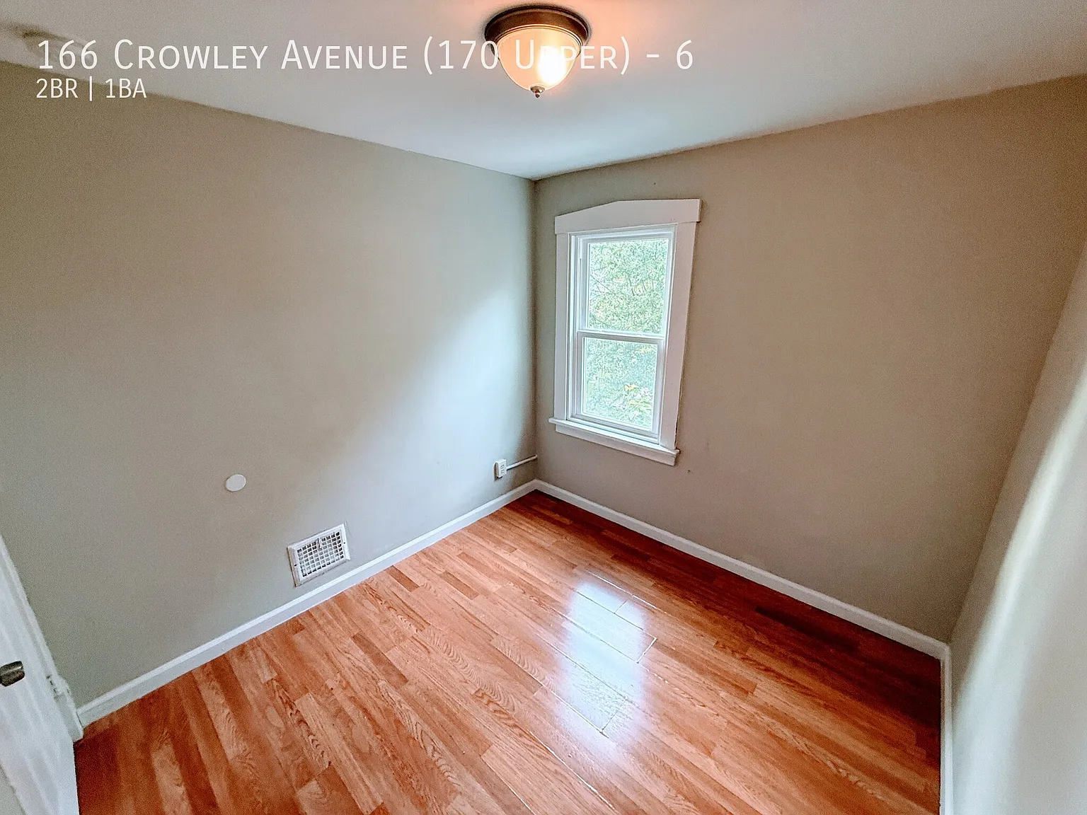 Comfortable 2-Bedroom Apartment with Off-Street Parking — Photo 4