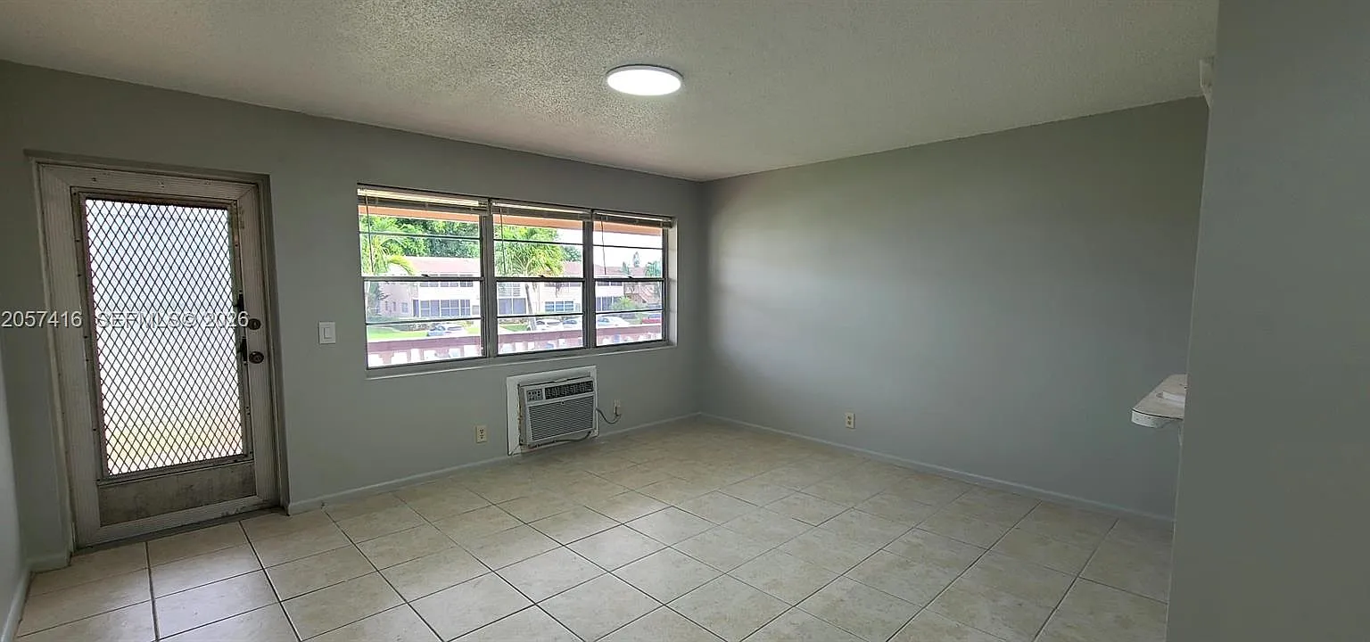 Canterbury Condos — Photo 4
