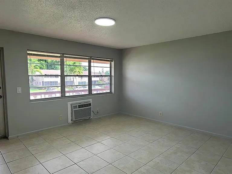 125 Canterbury E #125 — Photo 4