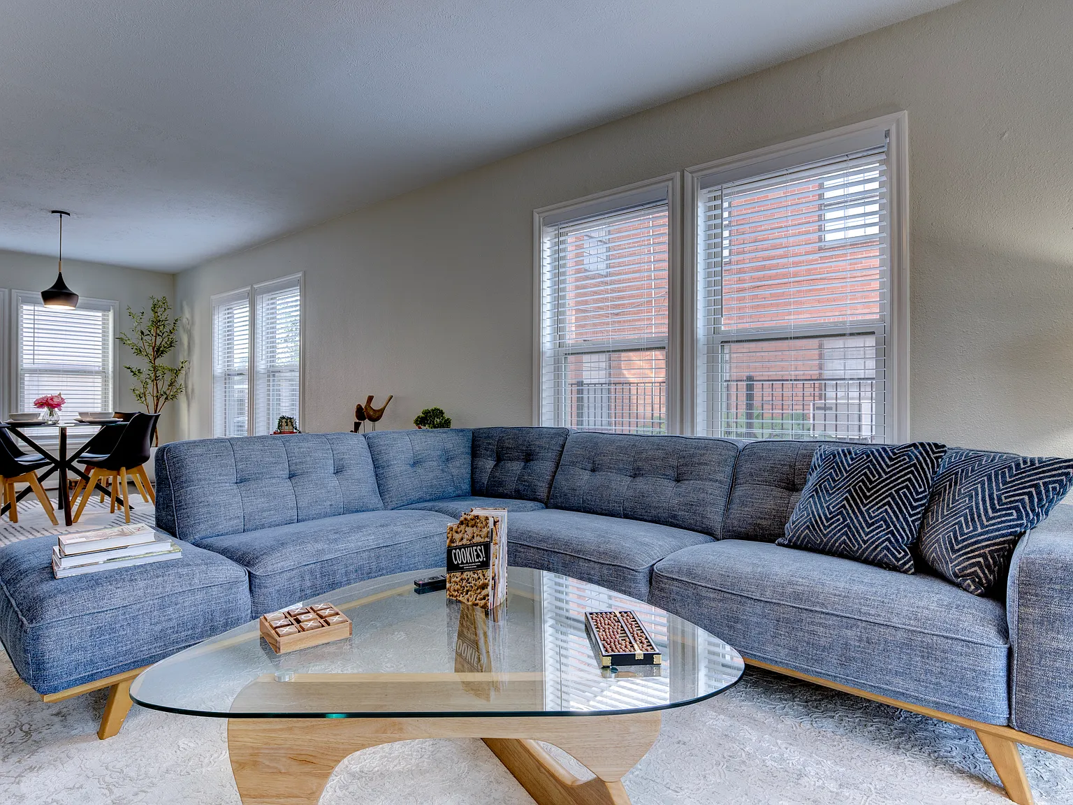 3 bed, 1200 sqft, $2,300 — Photo 4