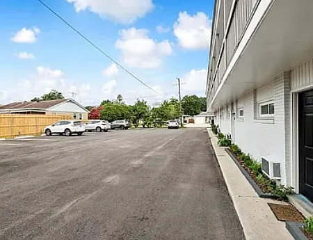 Riverside Commons — Photo 9