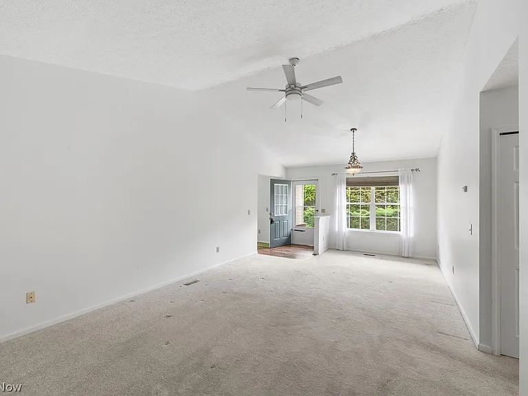 9215 Hickory Ridge Dr — Photo 6