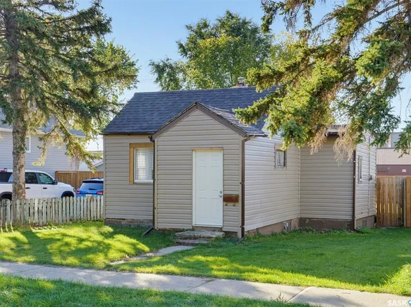 915 23rd Street W, Saskatoon, SK S7L 0S1