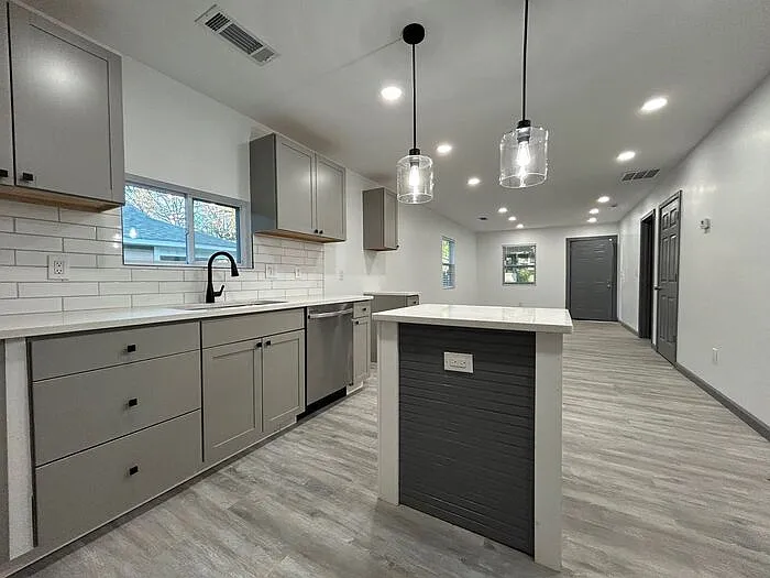 1477 Olive St SW — Photo 4