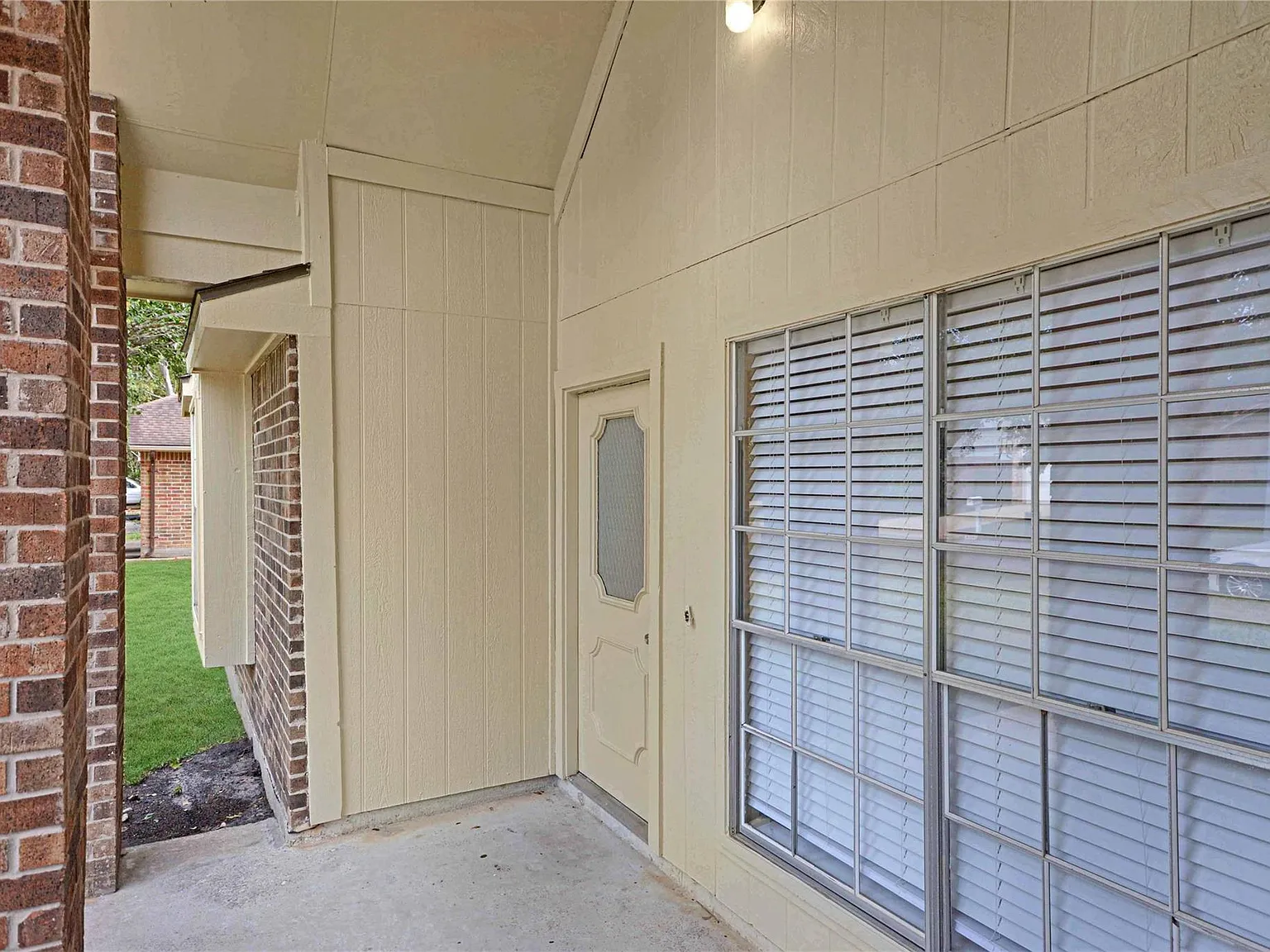 3 bed, 2.0 bath, 1558 sqft, $2,150 — Photo 2