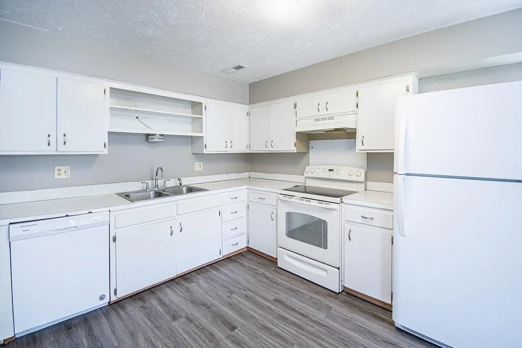 1220 Hillcrest Dr — Photo 2