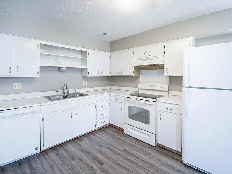 1220 Hillcrest Dr — Photo 2