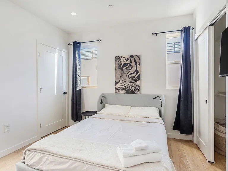 1227 N June St #C — Photo 1