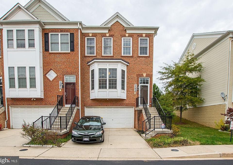 Dakota Crossing End Unit TOwnhouse