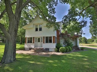 607 E High St, Manito, IL 61546