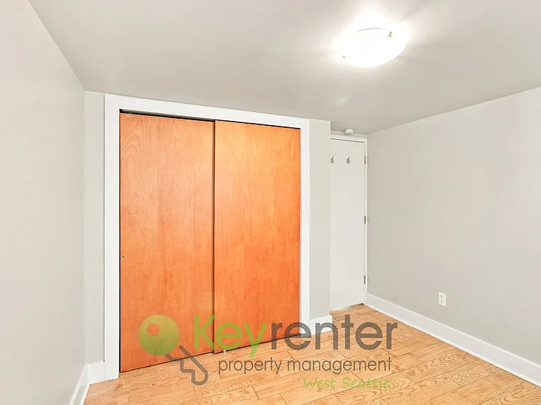 215-221 E Louisa St — Photo 8