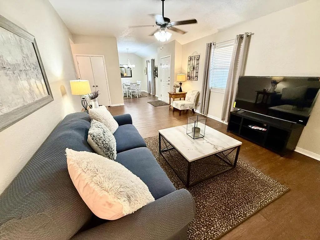 1606 Bagby Ave. Unit B — Photo 3