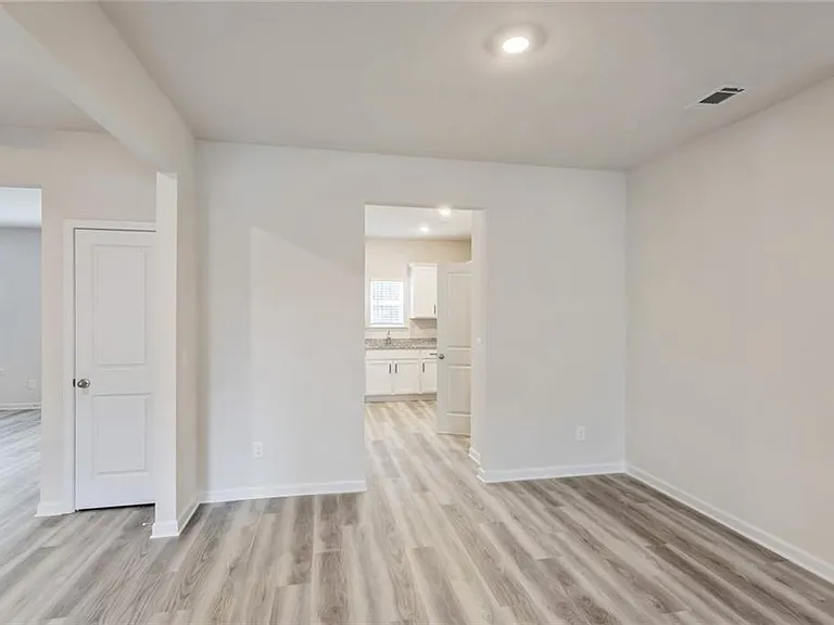668 Mackenzie Cv — Photo 12