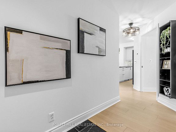 4th image of 20 Collier St #303
