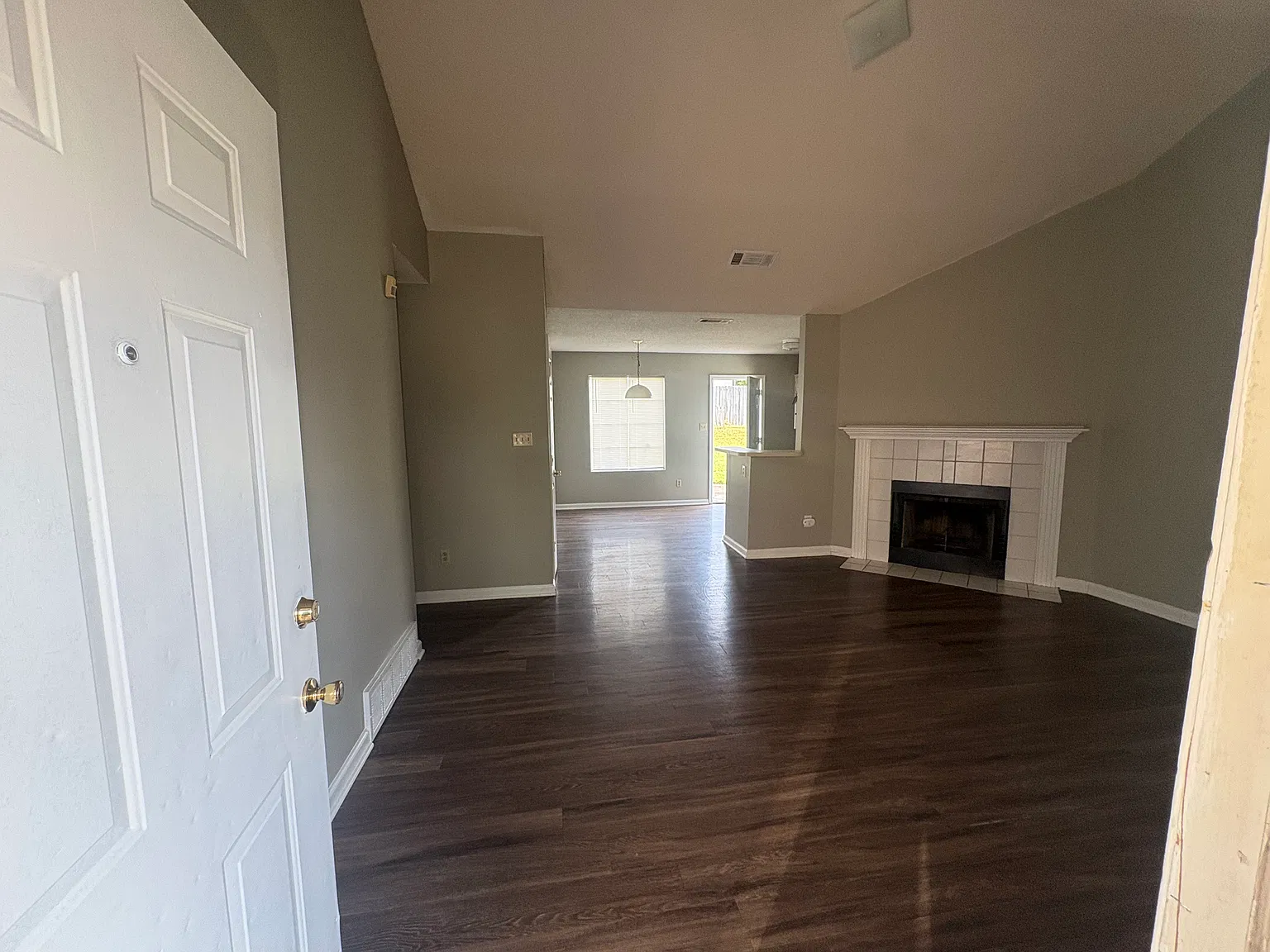 Charming 3 Bedroom 2 Bathroom Home — Photo 3