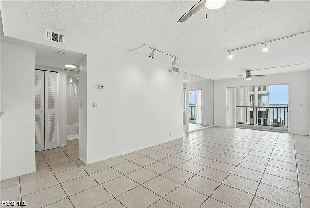 2 bed, 2.0 bath, 835 sqft, $1,550 — Photo 2