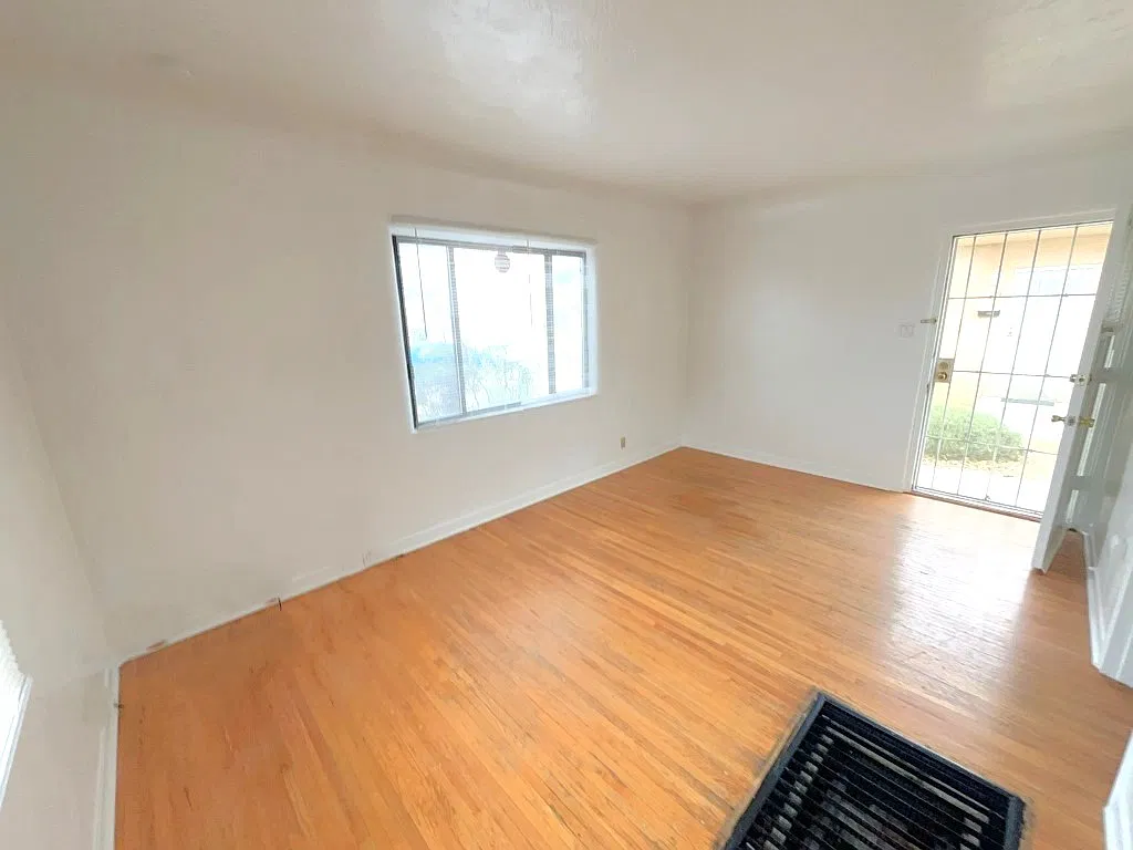 Nob Hill 1 Bedroom End Unit Apartment w/ Washer / Dryer & Garage! — Photo 4