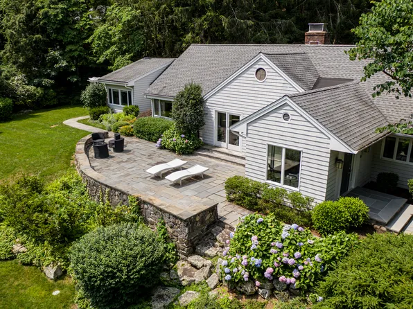 117 Tobys Ln, New Canaan, CT 06840