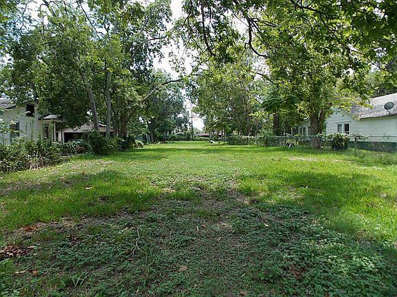 3rd image of 208 E Burress St