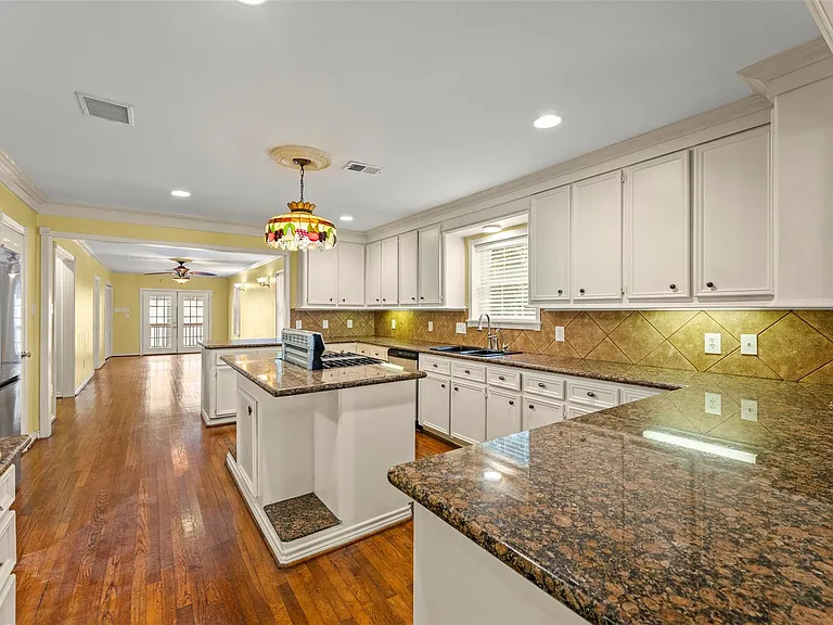 1535 W 25th St — Photo 10