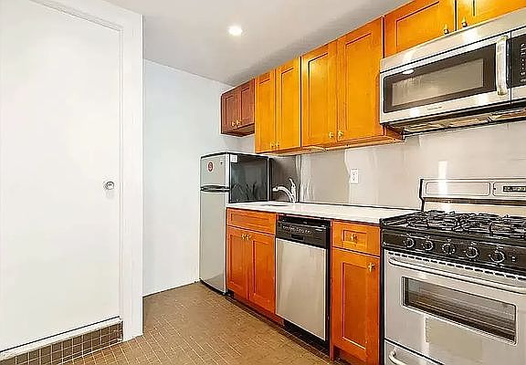 2nd image of 125 E 39th St #2F