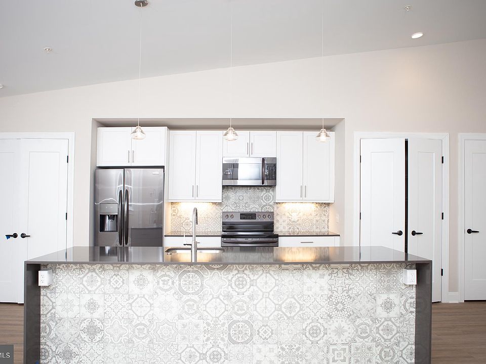 1st image of 228 W 9th St #301