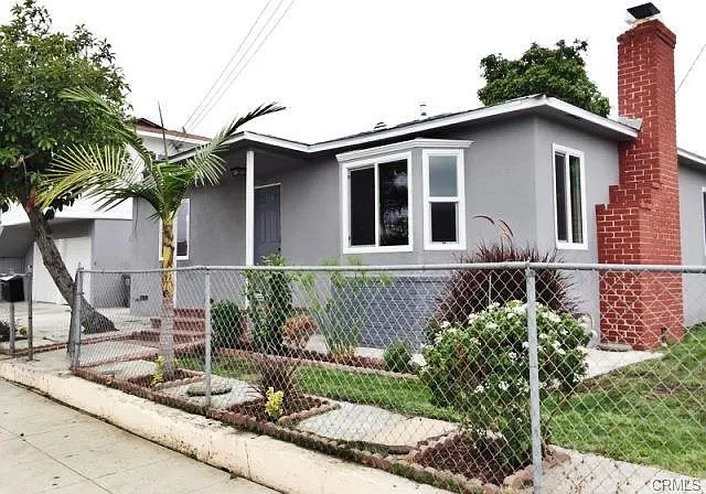 700 N Acacia Ave — Photo 1