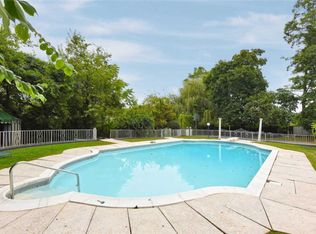 30 Hemlock Dr #30, Great Neck, NY 11024
