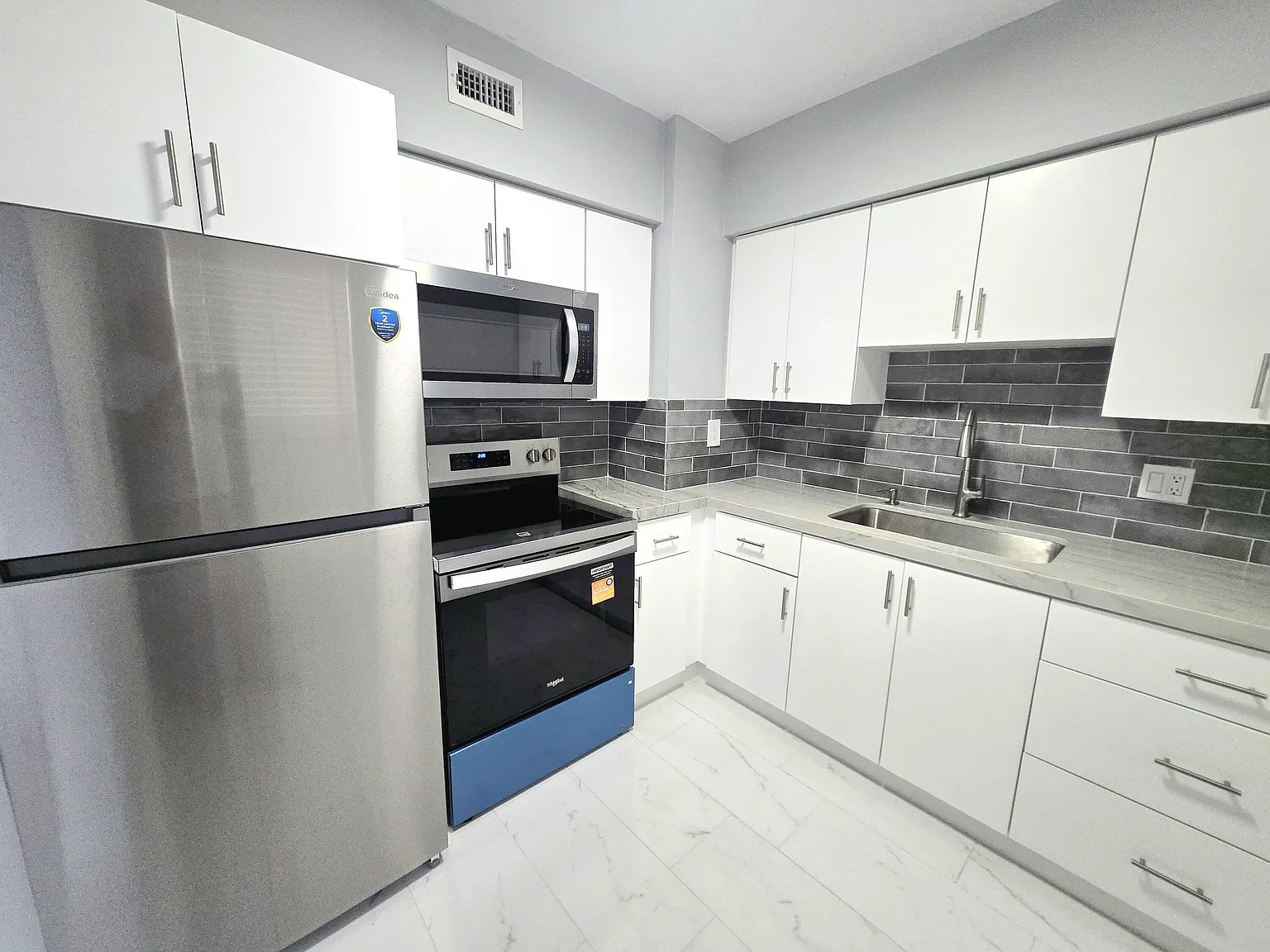 2 bed, 2.0 bath, 1000 sqft, $1,995 — Photo 4