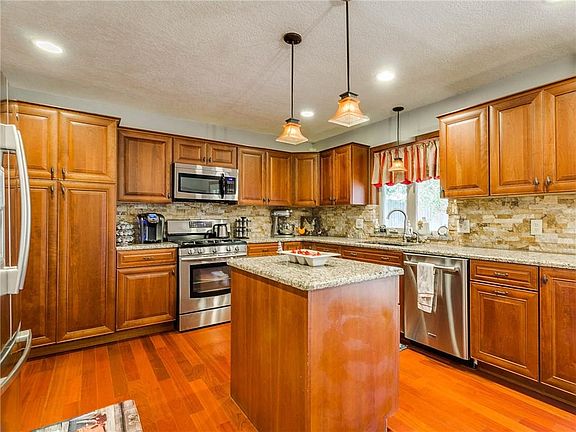 4th image of 11068 Folkstone Dr