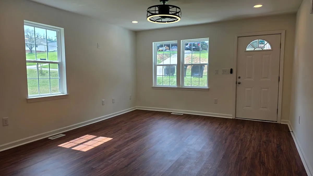 2 bed, 1.0 bath, 1120 sqft, $2,000 — Photo 3
