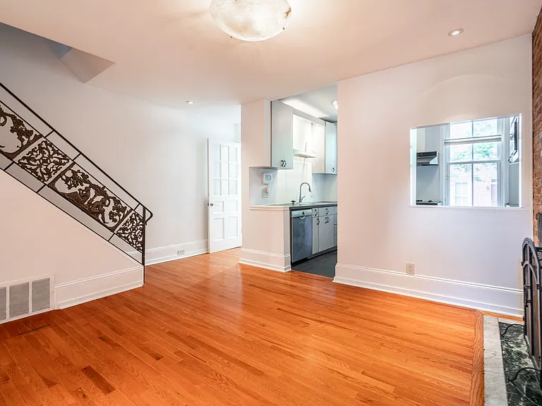 2228 Pine St — Photo 7