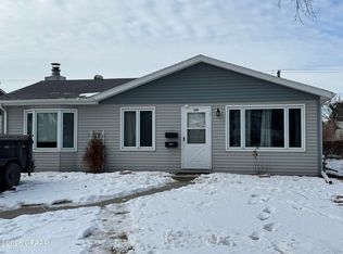 1606 S 19th St, Grand Forks, ND 58201