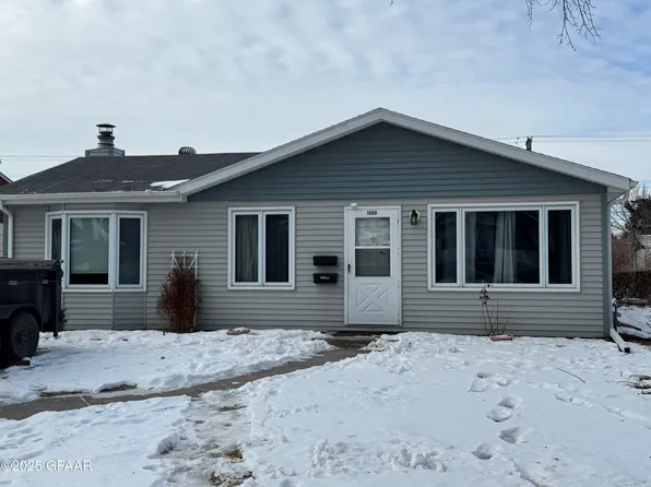 1606 S 19th St, Grand Forks, ND 58201