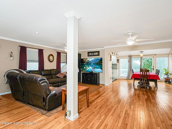 5th image of 990 Sheldon Ave