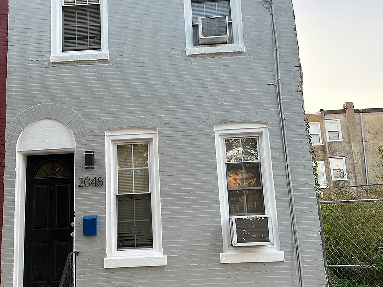 2048 N Darien St — Photo 1
