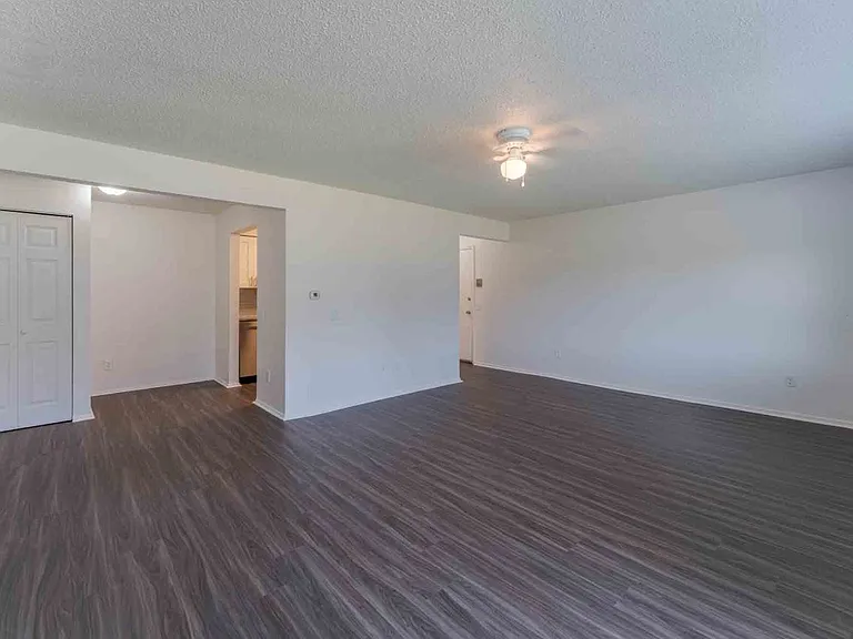 Creek Hill Apartment Homes — Photo 12