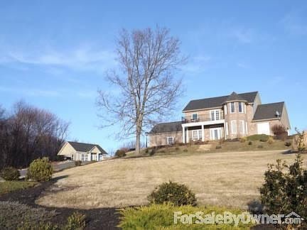 House, lot and adjacent building
						:
						Welcome home!