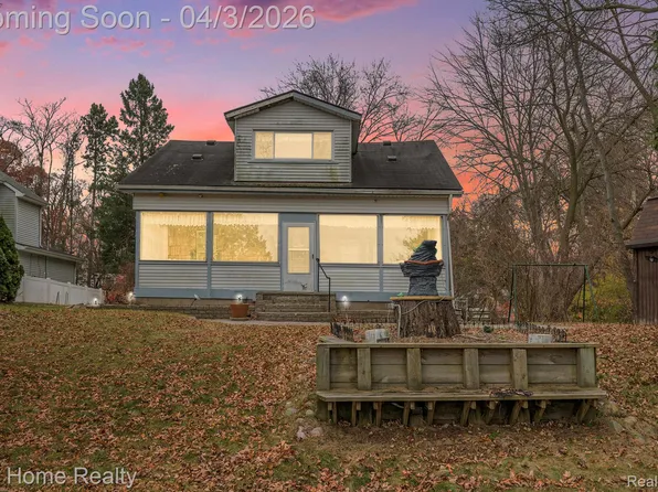 9630 Round Lake Blvd, White Lake, MI 48386