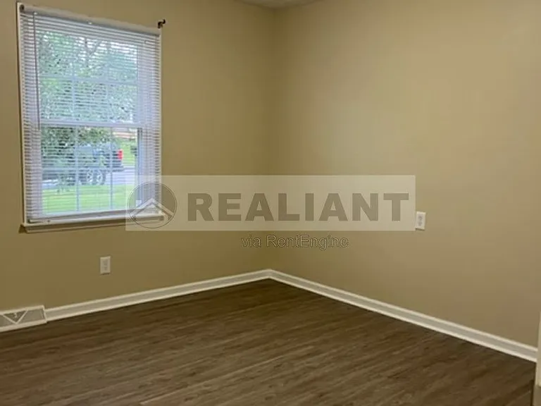 108 Oakwood Dr — Photo 3