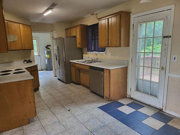 LARGE EAT IN KITCHEN