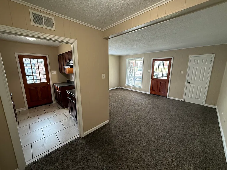 1048 University St — Photo 3