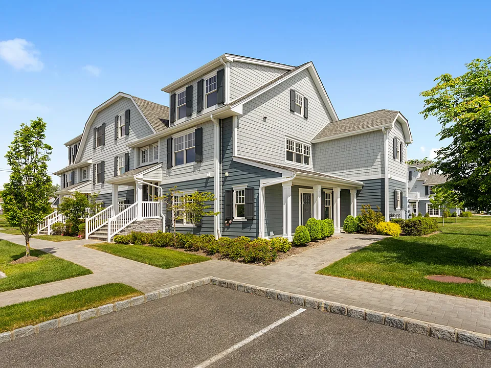 34 Village Green Dr