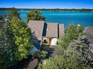 2652 W Long Lake Rd, West Bloomfield, MI 48323