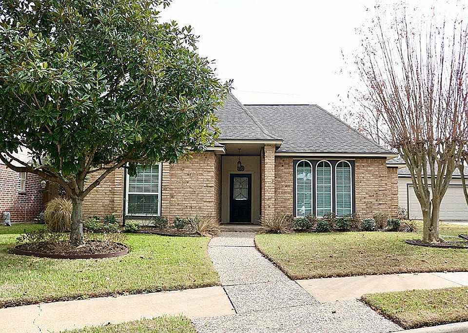 1st image of 102 Shadow Wood Dr