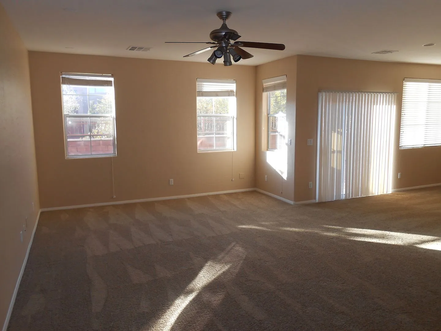 Fantastic 2 Story Home in Mountains Edge with Community Pool — Photo 3